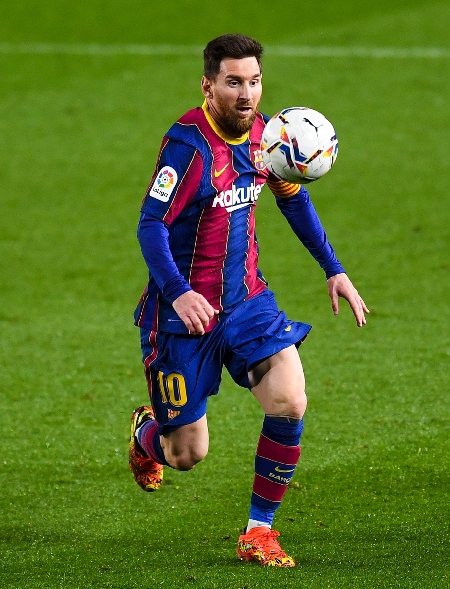 Barcelona superstar Lionel Messi runs with the ball during the La Liga Santander match between FC Barcelona and SD Huesca at Camp Nou on Monday in Barcelona, Spain. Photo: VCG