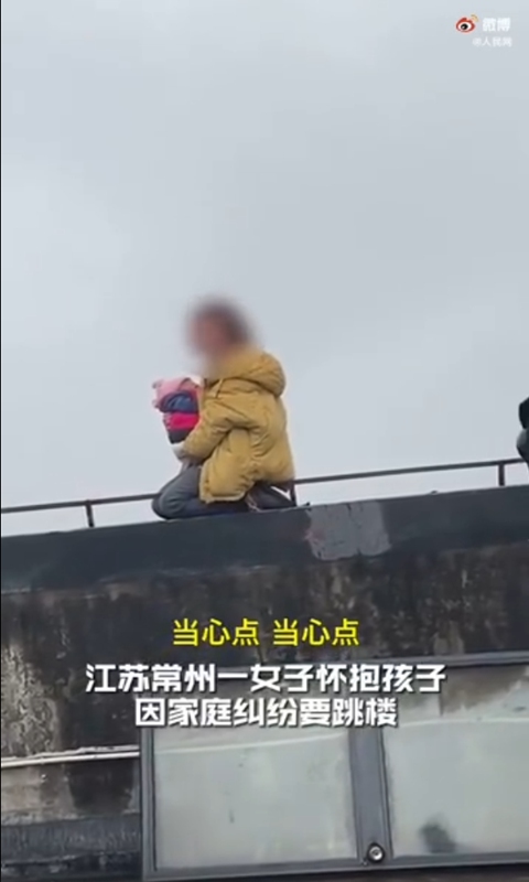 A fireman has been hailed by the public for springing into action to rescue a suicidal mother who attempted to jump off a high-rise building while carrying her infant child. Photo: screenshot of People's Daily on Weibo.