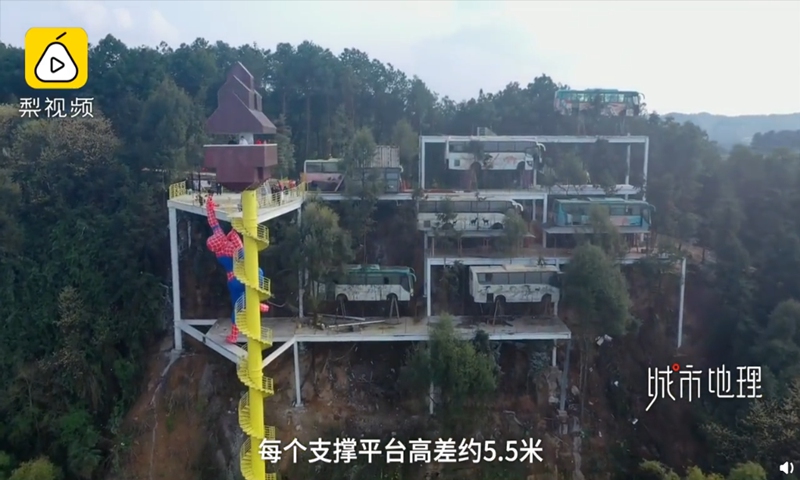 Eight abandoned buses perched at the top of a cliff in Southwest China's Chongqing Municipality have been converted into a motel that tourists and novelty seekers can stay in for 28 yuan ($4) a night. Photo: screenshot of Pear Video on Sina Weibo.