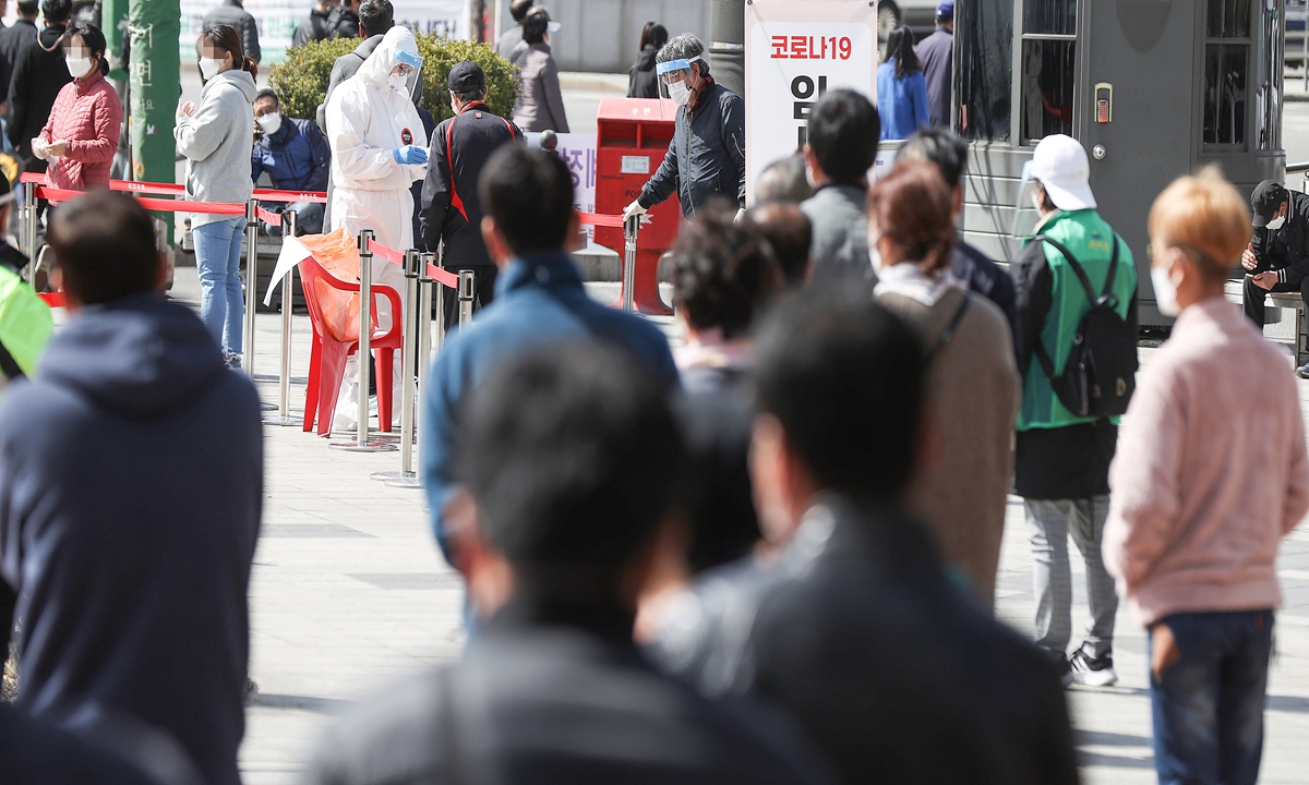 Citizens and foreigners wait for a specimen test at the COVID-19 Temporary Screening and Inspection Center at Guro Station in Seoul, South Korea on Tuesday afternoon, following the South Korean government's announcement of special quarantine measures in the metropolitan area.  Photo: AFP