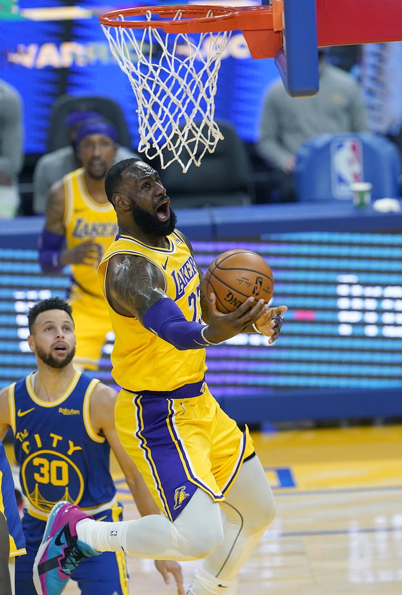 LeBron James of the Los Angeles Lakers goes up for a layup against the Golden State Warriors on Monday in San Francisco, California. Photo: VCG