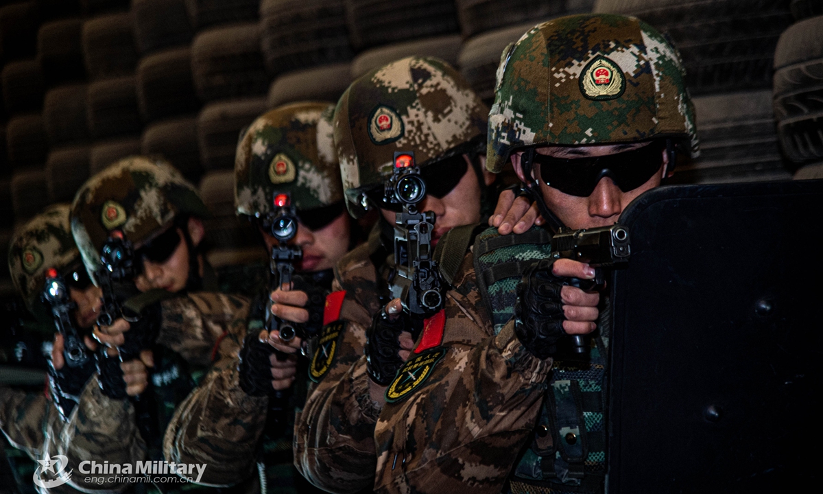 Special operations soldiers assigned to a detachment under the Chinese People’s Armed Police (PAP) Force Tianjin Contingent use rifles to reconnoiter during the comprehensive counter-hijacking training on March 4, 2021.Photo:China Military