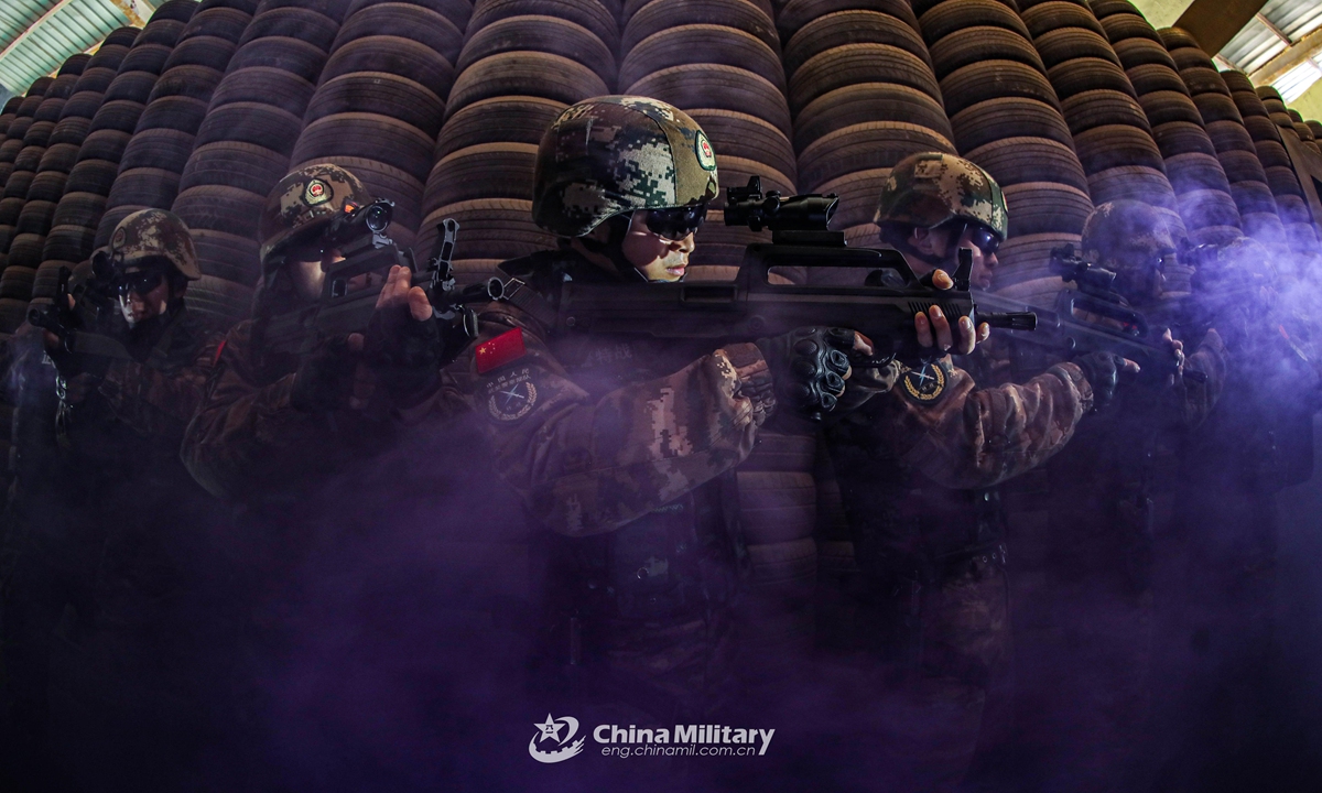 Special operations soldiers assigned to a detachment under the Chinese People’s Armed Police (PAP) Force Tianjin Contingent use rifles to reconnoiter during the comprehensive counter-hijacking training on March 4, 2021.Photo:China Military