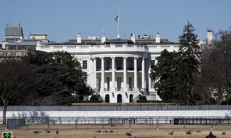 A U.S. national flag flies at half-staff at the White House to mourn the more than half a million U.S. lives lost to COVID-19 in Washington D.C., the United States, on Feb. 24, 2021.(Photo: Xinhua)