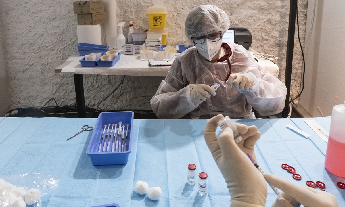 A health worker prepares to inoculate a teacher with a Covid-19 coronavirus vaccine. Photo: VCG
