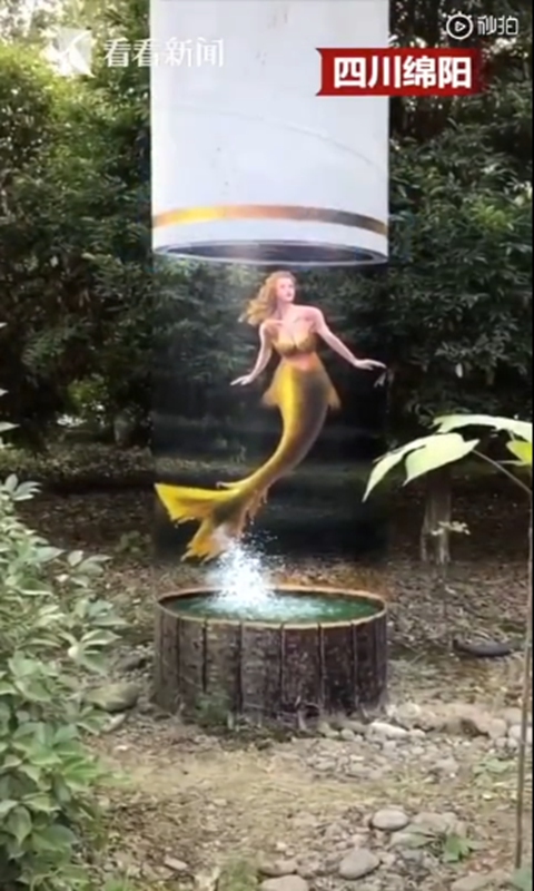 A villager in Southwest China's Sichuan Province draws patterns on pillars or trees that can ingeniously integrate with the background, making it look as if the original pieces have vanished. Photo: screenshot of Kankan News on Sina Weibo.