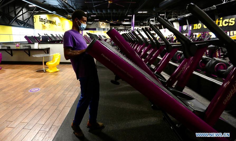 A staff member of Planet Fitness prepares for reopening to the public in Inglewood, Los Angeles County, California, the United States, March 15, 2021. Gyms, restaurants, movie theaters and museums in Los Angeles County are allowed to resume limited indoor operations on Monday after the most populous county in the country loosened restrictions against COVID-19.Photo:Xinhua