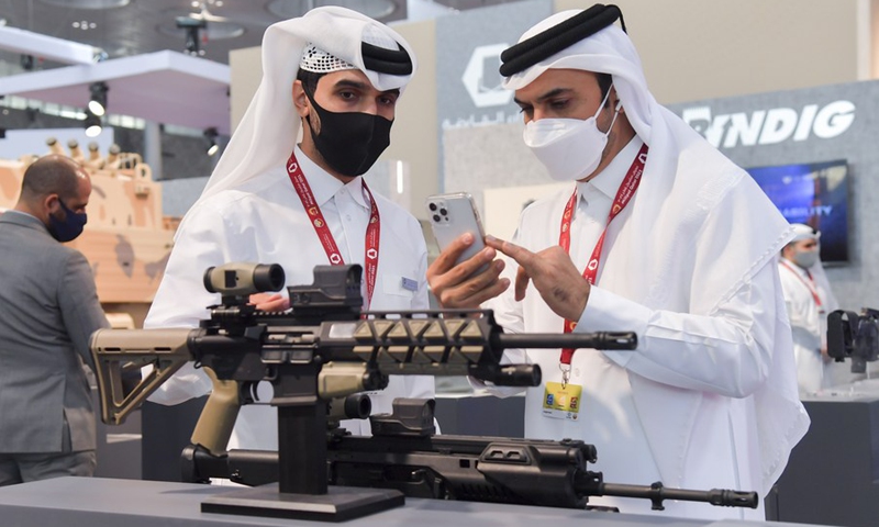Visitors look at the guns displayed at Milipol Qatar 2021, an international exhibition for homeland security and civil defense, in Doha, Qatar, on March 15, 2021.(Photo: Xinhua)