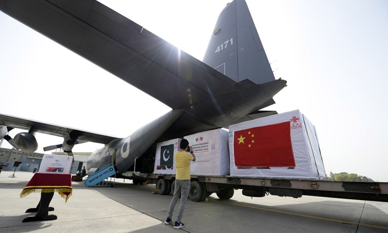 A handover ceremony is held for the second batch of COVID-19 vaccines donated by the Chinese government at Noor Khan Air Base near Islamabad, capital of Pakistan, March 17, 2021.(Photo: Xinhua)