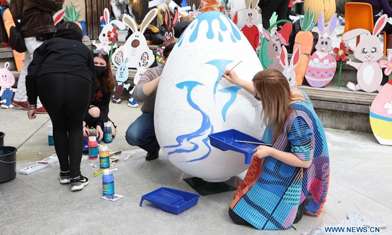 People paint huge Easter eggs at the Zagreb Zoo in Zagreb, Croatia, on March 16, 202(Photo: Xinhua)