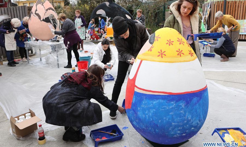 People paint huge Easter eggs at the Zagreb Zoo in Zagreb, Croatia, on March 16, 202(Photo: Xinhua)