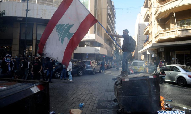 Demonstrators block a road intersection in Beirut, Lebanon, March 16, 2021. Demonstrators blocked most roads in Lebanon on Tuesday in protests against the massive collapse of the national currency against the dollar and the rise in commodity prices.(Photo: Xinhua)