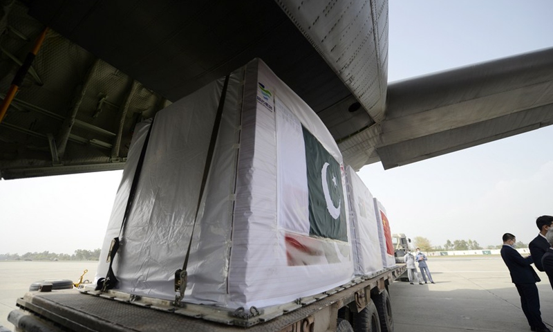A handover ceremony is held for the second batch of COVID-19 vaccines donated by the Chinese government at Noor Khan Air Base near Islamabad, capital of Pakistan, March 17, 2021.(Photo: Xinhua)