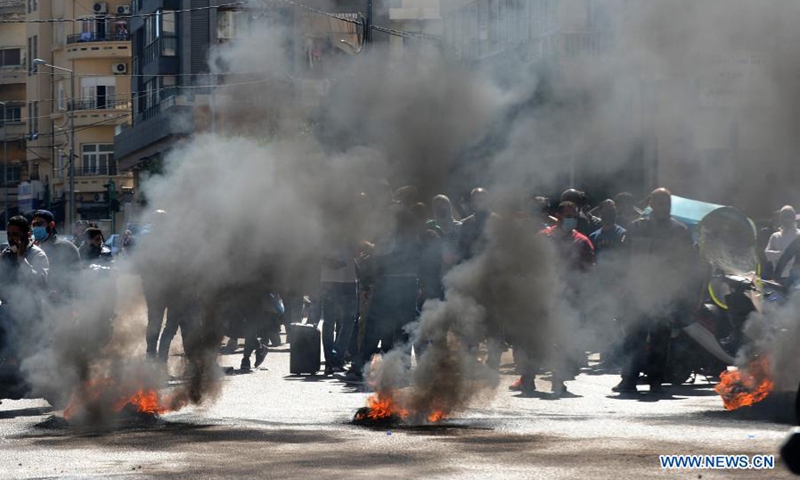 Demonstrators block a road intersection in Beirut, Lebanon, March 16, 2021. Demonstrators blocked most roads in Lebanon on Tuesday in protests against the massive collapse of the national currency against the dollar and the rise in commodity prices.(Photo: Xinhua)