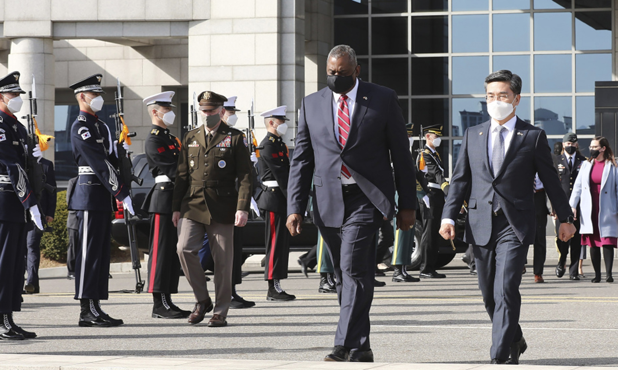 A US Defense Secretary Lloyd Austin inspects an honor guard with South Korean Defense Minister Suh Wook (right) during a welcome ceremony at the Defense Ministry in Seoul, on Wednesday. Photo: AP
