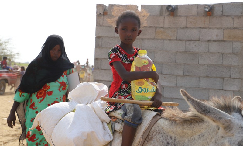 A child receives food from a charity group in Hajjah province, Yemen, March 4, 2021.(Photo: Xinhua)