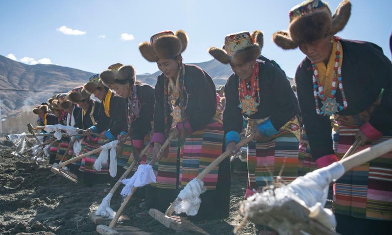 People take part in a ceremony marking the start of spring ploughing in Shannan, southwest China's Tibet Autonomous Region, March 16, 2021.(Photo: Xinhua)