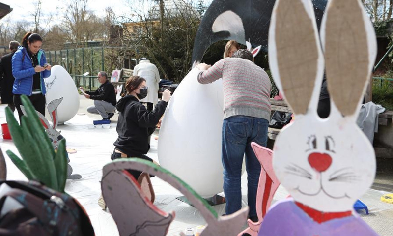 People paint huge Easter eggs at the Zagreb Zoo in Zagreb, Croatia, on March 16, 202(Photo: Xinhua)