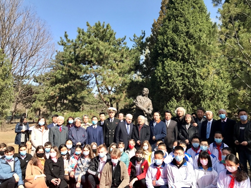 Guests and teenagers from China and Russia pose for pictures in front of the sculpture Soviet Flying Eagle, which commemorates the Soviet air force pilots during the War of Resistance. Photo: Dong Feng/Global Times