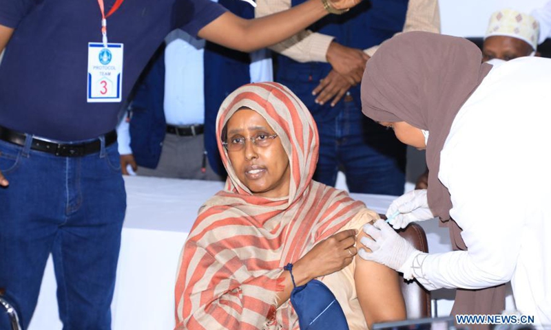 Fawziya Abikar Nur, Somali Minister of Health and Human Service, receives the COVID-19 vaccine in Mogadishu, Somalia, on March 16, 2021. Somalia officially began the rollout of the COVID-19 vaccination exercise on Tuesday.(Photo: Xinhua)
