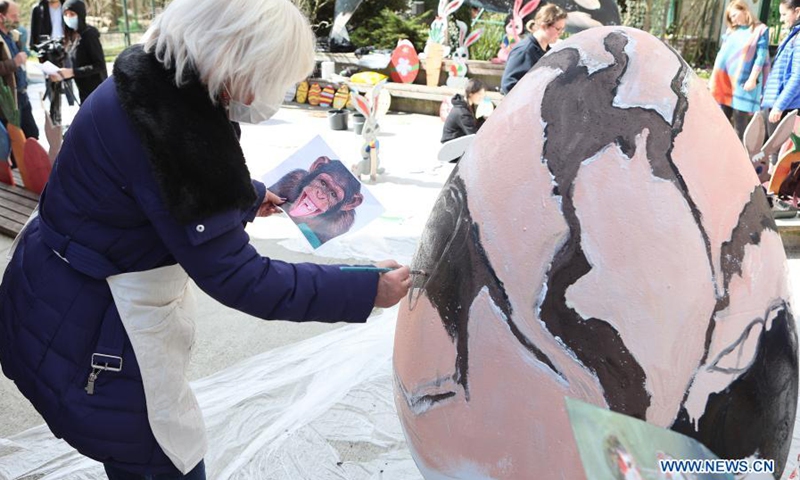 People paint huge Easter eggs at the Zagreb Zoo in Zagreb, Croatia, on March 16, 202(Photo: Xinhua)