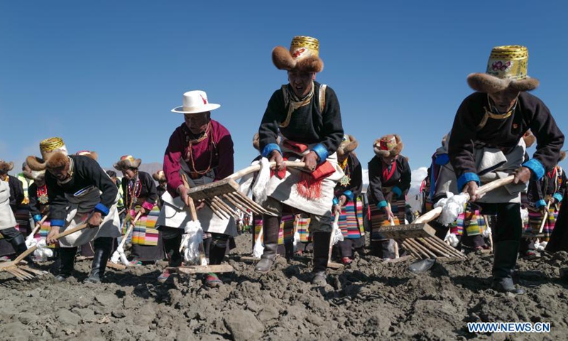People take part in a ceremony marking the start of spring ploughing in Shannan, southwest China's Tibet Autonomous Region, March 16, 2021.(Photo: Xinhua)