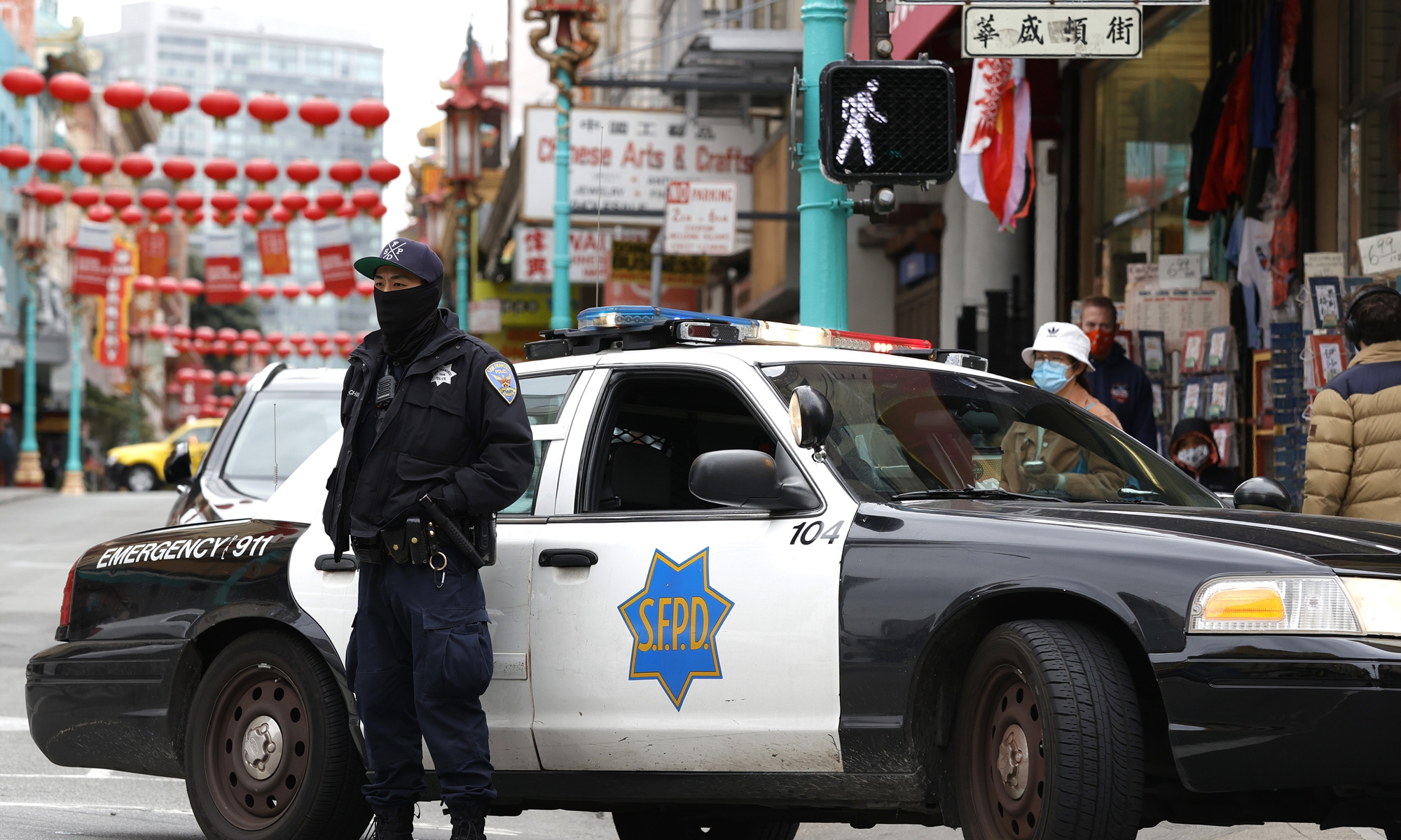 A San Francisco police officer stands guard on Grant Avenue in Chinatown on Wednesday. The San Francisco police have stepped up patrols in Asian neighborhoods in the wake of a series of shootings at spas in the Atlanta area that left eight people dead, including six Asian women. The main suspect, Robert Aaron Long, 21, has been taken into custody. The San Francisco Bay Area is also seeing an increase in violence against the Asian community. Photo: VCG