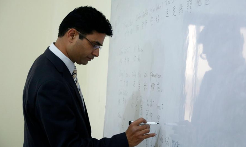 Muhammad Mateen Hashmi, a lecturer at the Chinese language department of the Islamabad-based National University of Modern Languages, teaches a Chinese language class in Islamabad, Pakistan, on March 11, 2021.(Photo:Xinhua)
