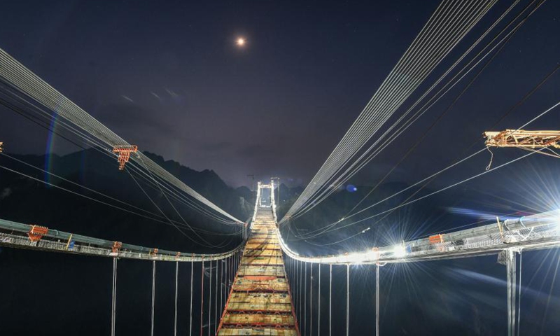 Photo taken on March 17, 2021 shows a night view of the construction site the Yangbaoshan grand bridge of Guiyang-Huangping Highway in southwest China's Guizhou Province. With a main span of 650 meters, the grand bridge stretches 1,112 meters in length. Currently, the construction of the bridge has entered the final stage of steel truss beam installation. Photo: Xinhua