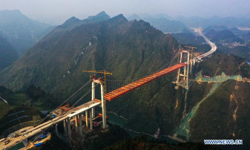 Aerial photo taken on March 18, 2021 shows the Yangbaoshan grand bridge of Guiyang-Huangping Highway in southwest China's Guizhou Province. With a main span of 650 meters, the grand bridge stretches 1,112 meters in length. Currently, the construction of the bridge has entered the final stage of steel truss beam installation. Photo: Xinhua