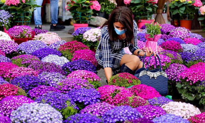 A woman buys flowers to celebrate Mother's Day in Beirut, Lebanon, on March 20, 2021. The locals celebrate Mother's Day on March 21.(Photo: Xinhua)