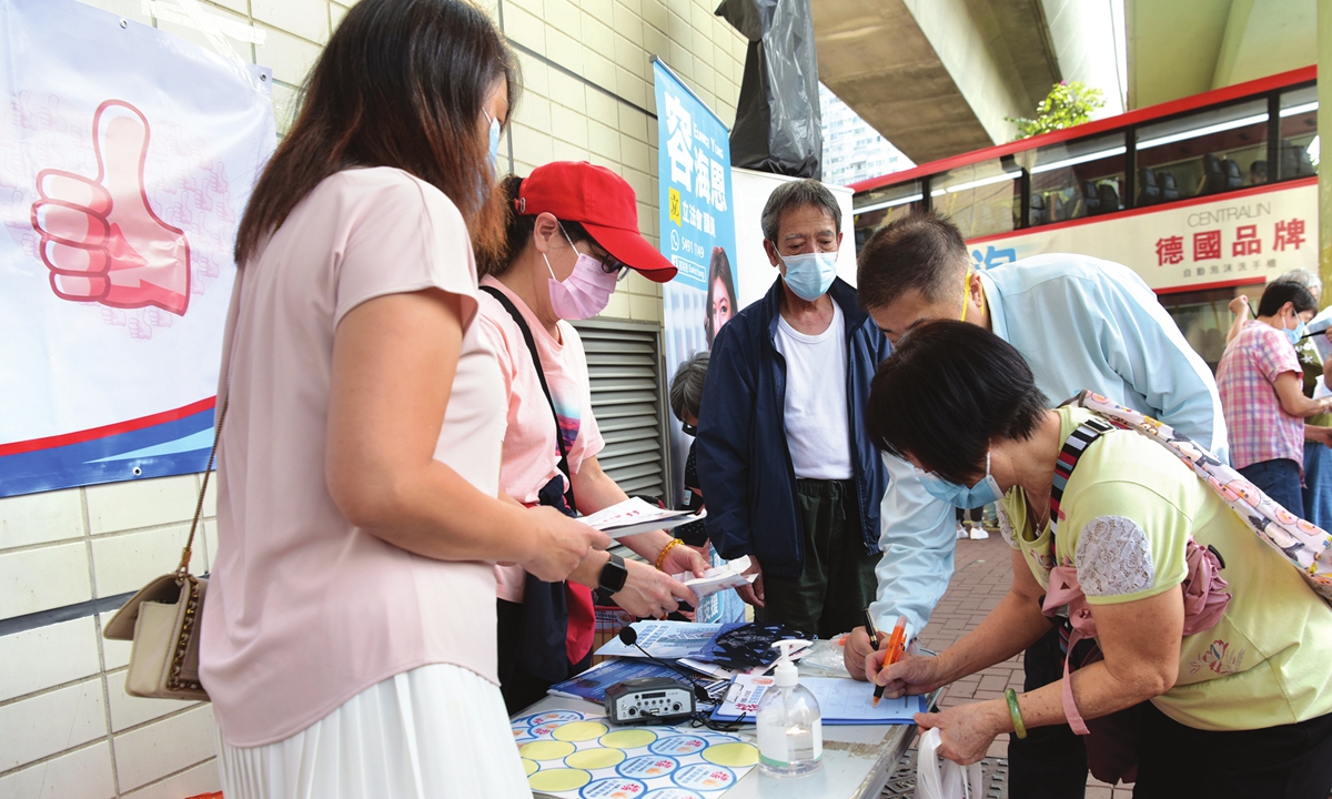 Hong Kong residents sign a petition to support the electoral reform for the city on Saturday. Tam Yiu-chung, a member of the Standing Committee of the National People's Congress and convenor of the petition, said on Sunday that, from March 11 to Sunday, nearly 2.4 million people have signed the petition. Photo: VCG
