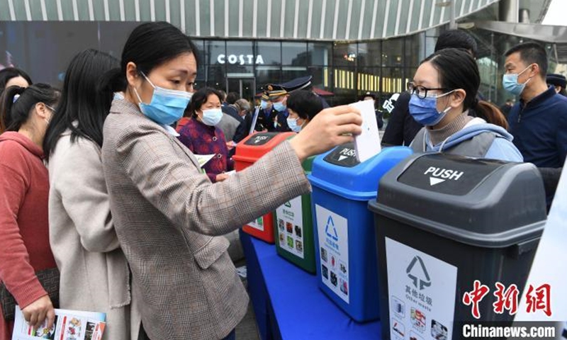 Photo taken on March 19, 2021 shows Chongqing citizens participate in a garbage sorting game. Sponsored by the Urban Management Bureau of Liangjiang New Area, Qongqing, it aims to arouse people's environmental consciousness. Participants will be awarded with gifts if they correctly sort the garbage. (Photo: China News Service/Chen Chao)

