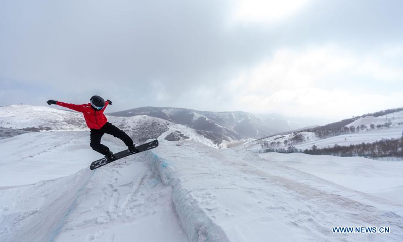 Para snowboarding athlete He Yipeng of China national training team attends a training session for the 2022 Paralympic Winter Games at a training base in Chongli District of Zhangjiakou, north China's Hebei Province, March 20, 2021. Para athletes here were busy preparing for the Beijing Winter Paralympic Games, which will be staged between March 4 and 13, 2022. (Xinhua/Cai Yang)