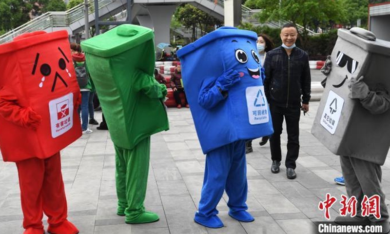 Photo taken on March 19, 2021 shows Chongqing citizens participate in a garbage sorting game. Sponsored by the Urban Management Bureau of Liangjiang New Area, Qongqing, it aims to arouse people's environmental consciousness. Participants will be awarded with gifts if they correctly sort the garbage. (Photo: China News Service/Chen Chao)
