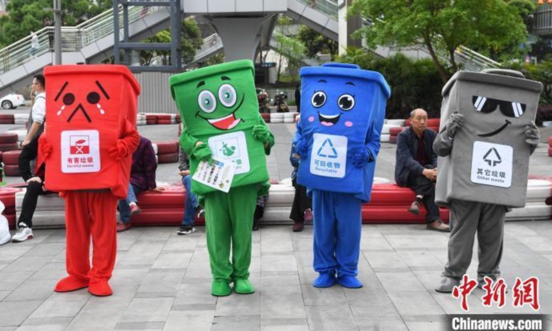 Photo taken on March 19, 2021 shows Chongqing citizens participate in a garbage sorting game. Sponsored by the Urban Management Bureau of Liangjiang New Area, Qongqing, it aims to arouse people's environmental consciousness. Participants will be awarded with gifts if they correctly sort the garbage. (Photo: China News Service/Chen Chao)
