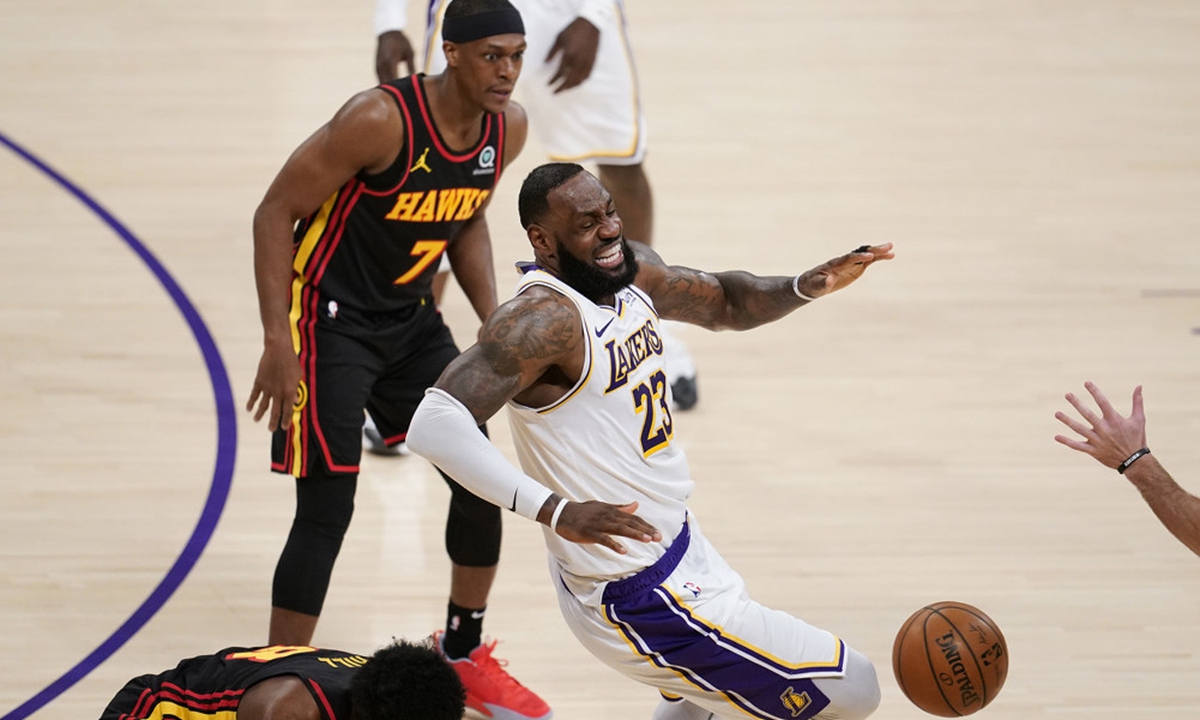 Los Angeles Lakers forward LeBron James grimaces as he trips and injures himself on Saturday in Los Angeles. Photo: IC