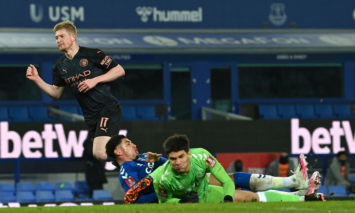 Manchester City midfielder Kevin de Bruyne (left) watches the ball go into the net as he scores his team's second goal against Everton on Saturday in Liverpool, England. Photo: VCG