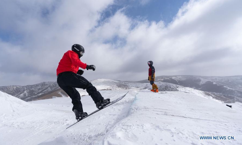 Para snowboarding athlete Yan Wendi of China national training team trains during a training session for the 2022 Paralympic Winter Games at a training base in Chongli District of Zhangjiakou, north China's Hebei Province, March 20, 2021. Para athletes here were busy preparing for the Beijing Winter Paralympic Games, which will be staged between March 4 and 13, 2022. (Xinhua/Cai Yang)