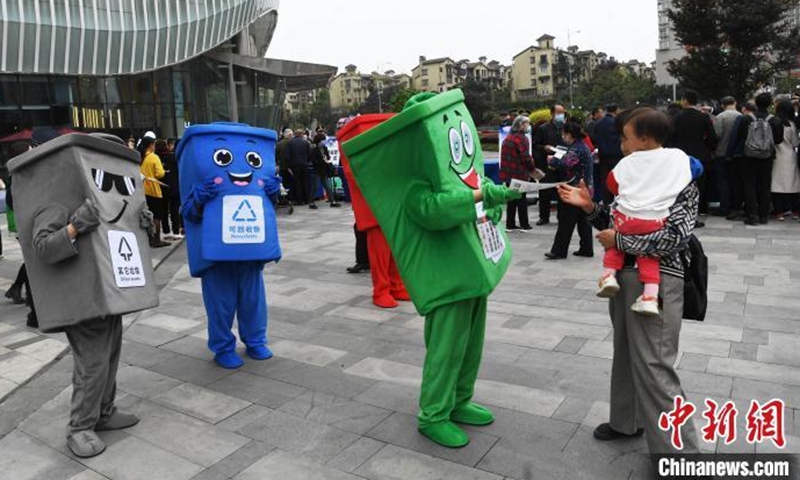 Photo taken on March 19, 2021 shows Chongqing citizens participate in a garbage sorting game. Sponsored by the Urban Management Bureau of Liangjiang New Area, Qongqing, it aims to arouse people's environmental consciousness. Participants will be awarded with gifts if they correctly sort the garbage. (Photo: China News Service/Chen Chao)
