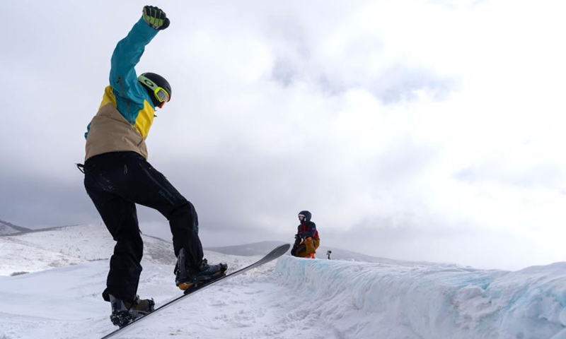 Para snowboarding athlete Wu Jingsong of China national training team trains during a training session for the 2022 Paralympic Winter Games at a training base in Chongli District of Zhangjiakou, north China's Hebei Province, March 20, 2021. Para athletes here were busy preparing for the Beijing Winter Paralympic Games, which will be staged between March 4 and 13, 2022. (Xinhua/Cai Yang)