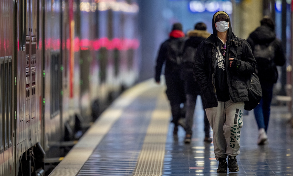 People wearing face masks walk on the platform in the central station in Frankfurt, Germany, Sunday, March 21, 2021. Photo: VCG