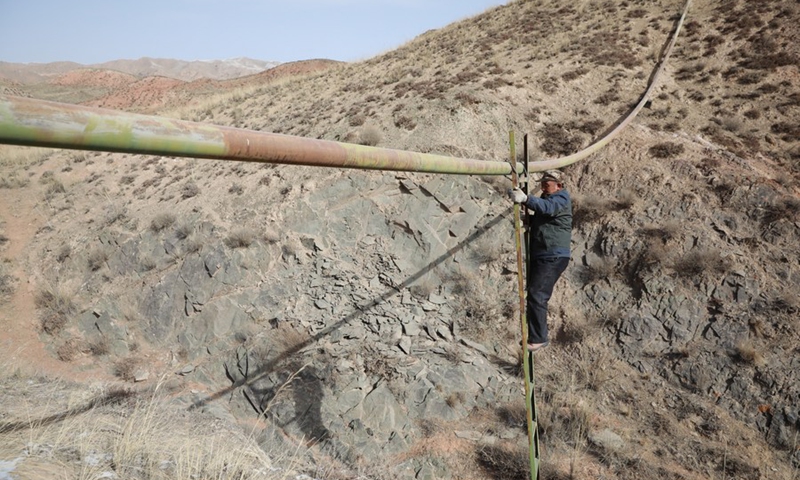 Gu Zhengli inspects a pipeline in Dahe Township, Yugu Autonomous County of Sunan, northwest China's Gansu Province, March 20, 2021.(Photo: Xinhua)