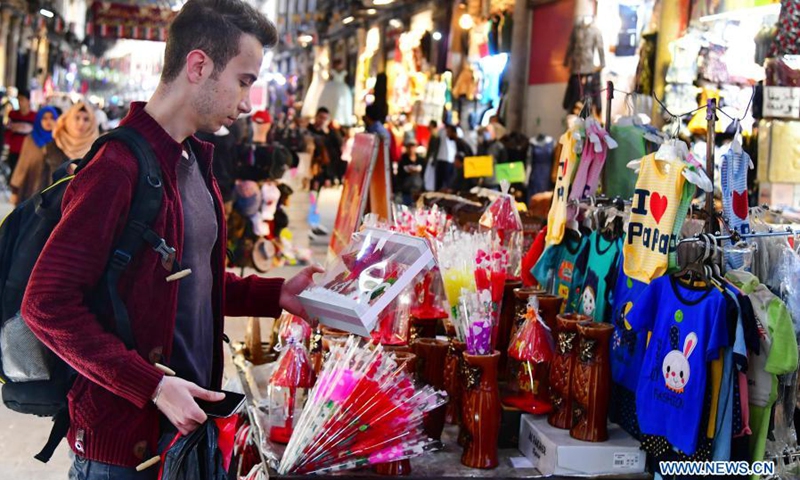 A man selects gifts on the occasion of Syrian Mother's Day in Damascus, Syria, on March 21, 2021.(Photo: Xinhua)