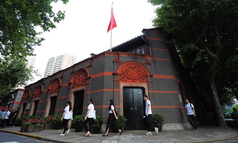 Volunteers from Shanghai University arrive at the site where the first Communist Party of China (CPC) National Congress was held in 1921, in Shanghai, east China, June 22, 2019. (File photo: Xinhua)