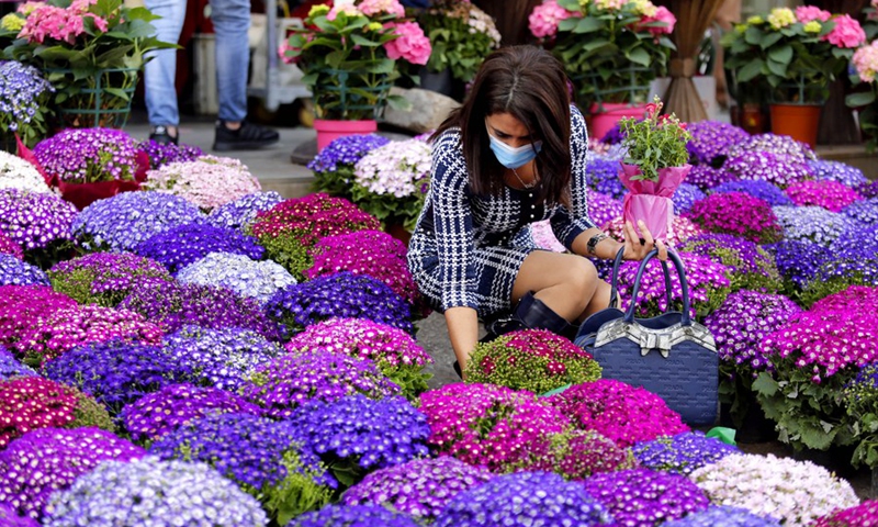 A woman buys flowers to celebrate Mother's Day in Beirut, Lebanon, on March 20, 2021. The locals celebrate Mother's Day on March 21.(Photo: Xinhua)