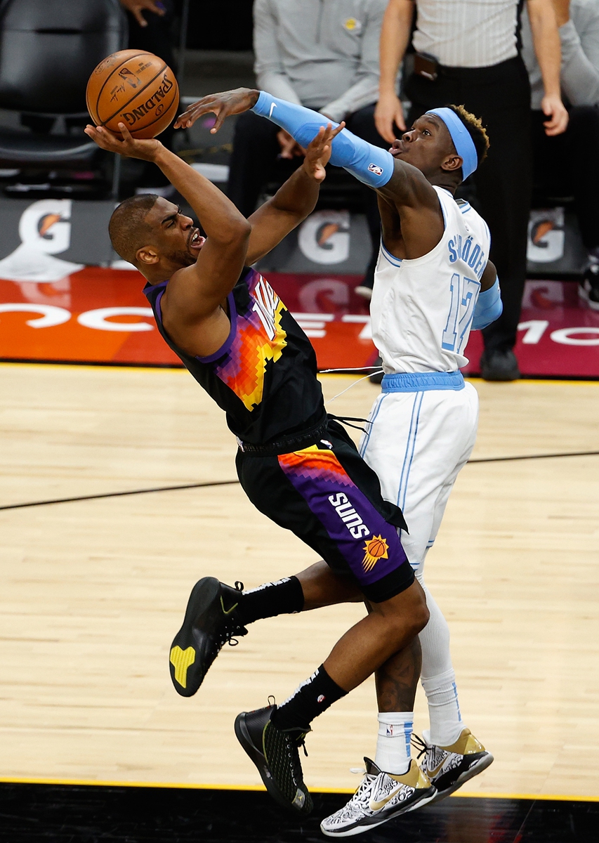 Chris Paul (left) of the Phoenix Suns attempts a shot over Dennis Schroder of the Los Angeles Lakers on Sunday in Phoenix, Arizona. Photo: VCG