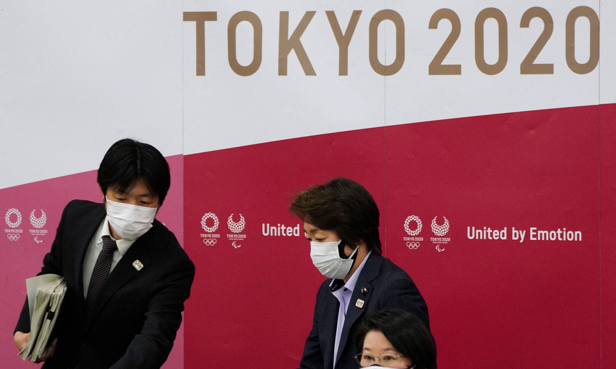 Seiko Hashimoto (C), President of the Tokyo 2020 Organising Committee of the Olympic and Paralympic Games, takes her seat next to Kyoko Raita (R), Tokyo 2020 Executive Board member and speaker for a presentation on the Olympic Charter and Gender Equality, in Tokyo on March 22, 2021. Photo: VCG