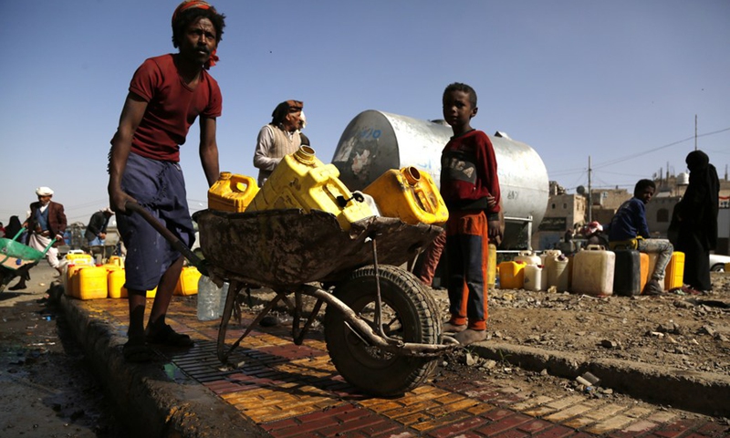 Yemeni people carry water from a charity tap in Sanaa, Yemen, on March 22, 2021, the World Water Day.(Photo: Xinhua)