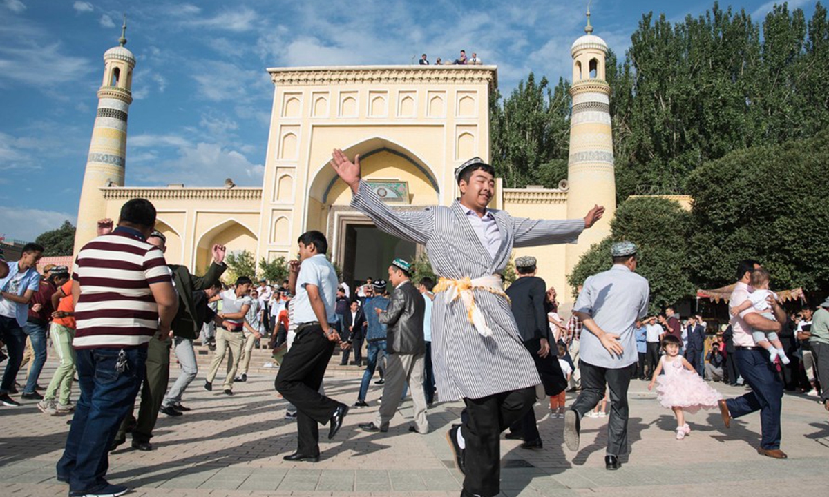 Muslims dance in front of the Id Kah Mosque in Kashgar, northwest China's Xinjiang Uygur Autonomous Region, July 6, 2016. Photo: Xinhua